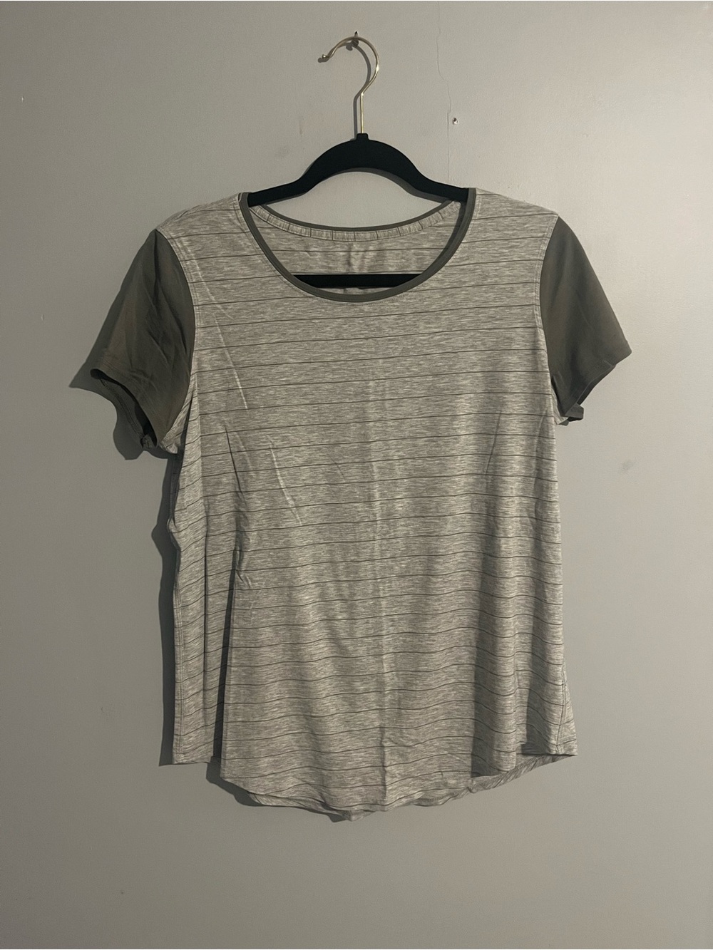 lululemon athletica Gray Striped Short Sleeve Tee size medium casual athleisure